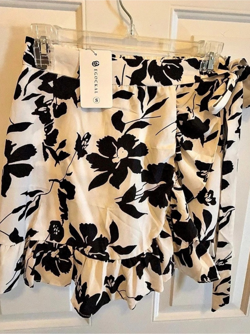 EGOCKAL Floral Ruffle Hem Wrap Shorts Skort Cream & Black Small
